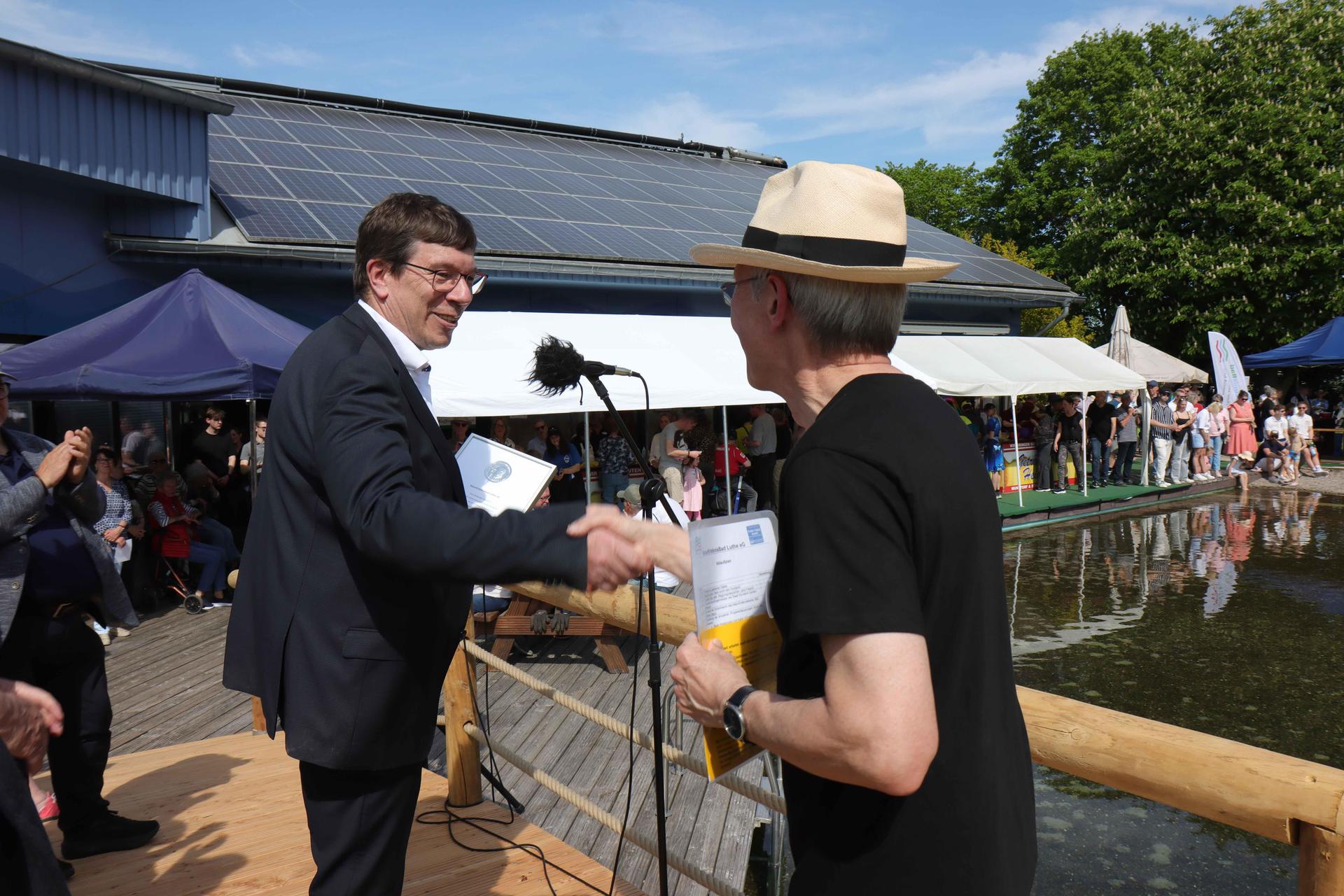 Gratuliert: Andreas Eisen vom Genoverband (li.). (Foto: tau)
