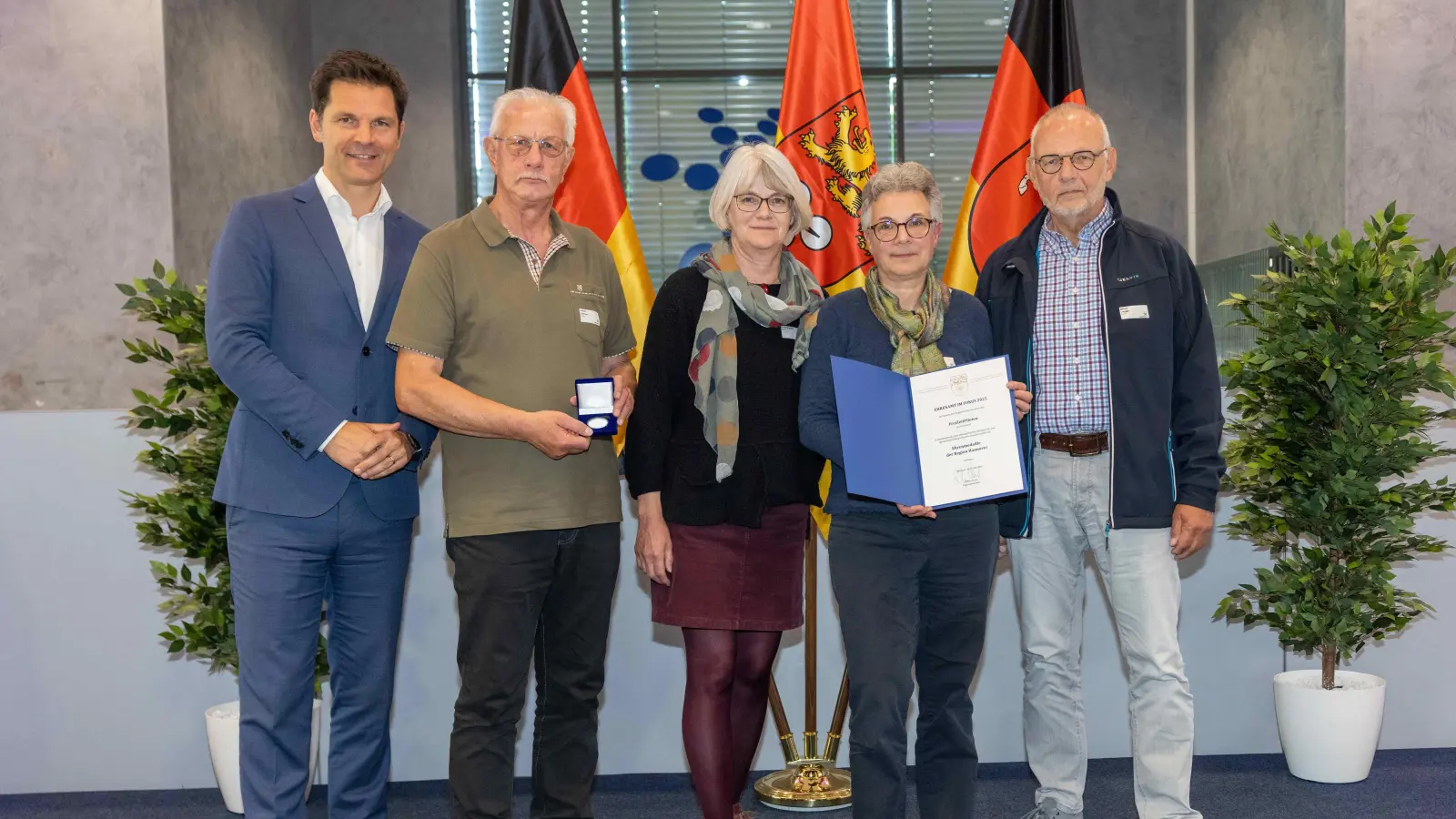 Ausgezeichnet: Das Projekt FreiZeitPiloten ist von Regionspräsident Steffen Krach (li.) gewürdigt worden.  (Foto: Ines Schiermann)