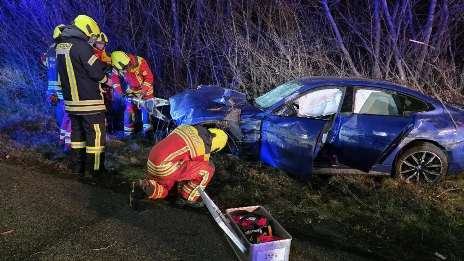Der stark beschädigte BMW lag neben der Autobahn. (Foto: privat)