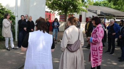 Schulleiterin Catherine Greiner (li.) begrüßt die Regionsabgeordneten.  (Foto: gi)