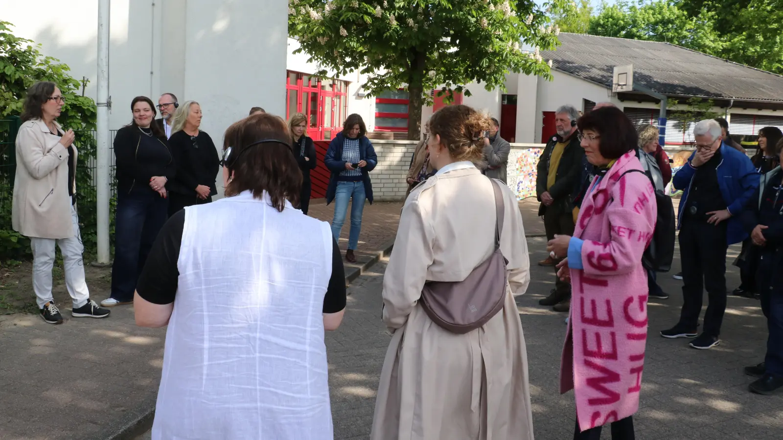 Schulleiterin Catherine Greiner (li.) begrüßt die Regionsabgeordneten.  (Foto: gi)