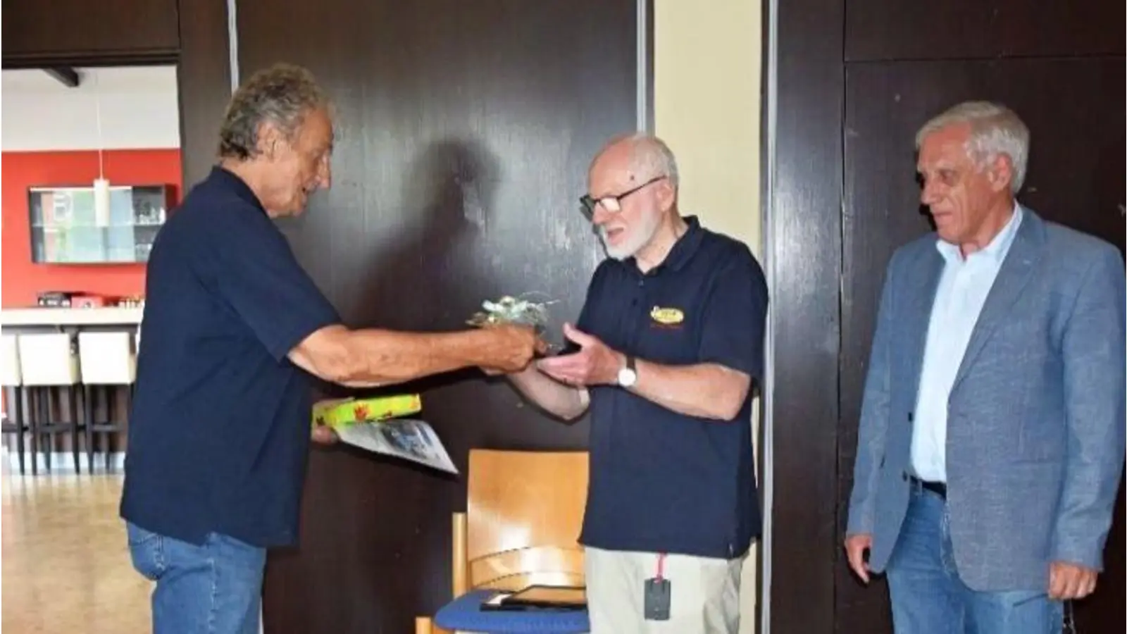 Herbert Kruppa, Pieter Wiese und Eckhart Borges während der Ehrung. (Foto: privat)
