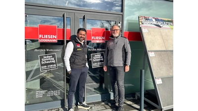 Burak Buruk (Filialleiter Fliesen Logemann Bückeburg), Michael Baumgärtner (Vorsitzender Tafel Bückeburg e. V.).<br> (Foto: privat)