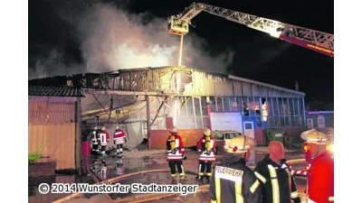 Wunstorfer Feuerwehr unterstützt die Einsatzkräfte bei Großbrand (Foto: gi)