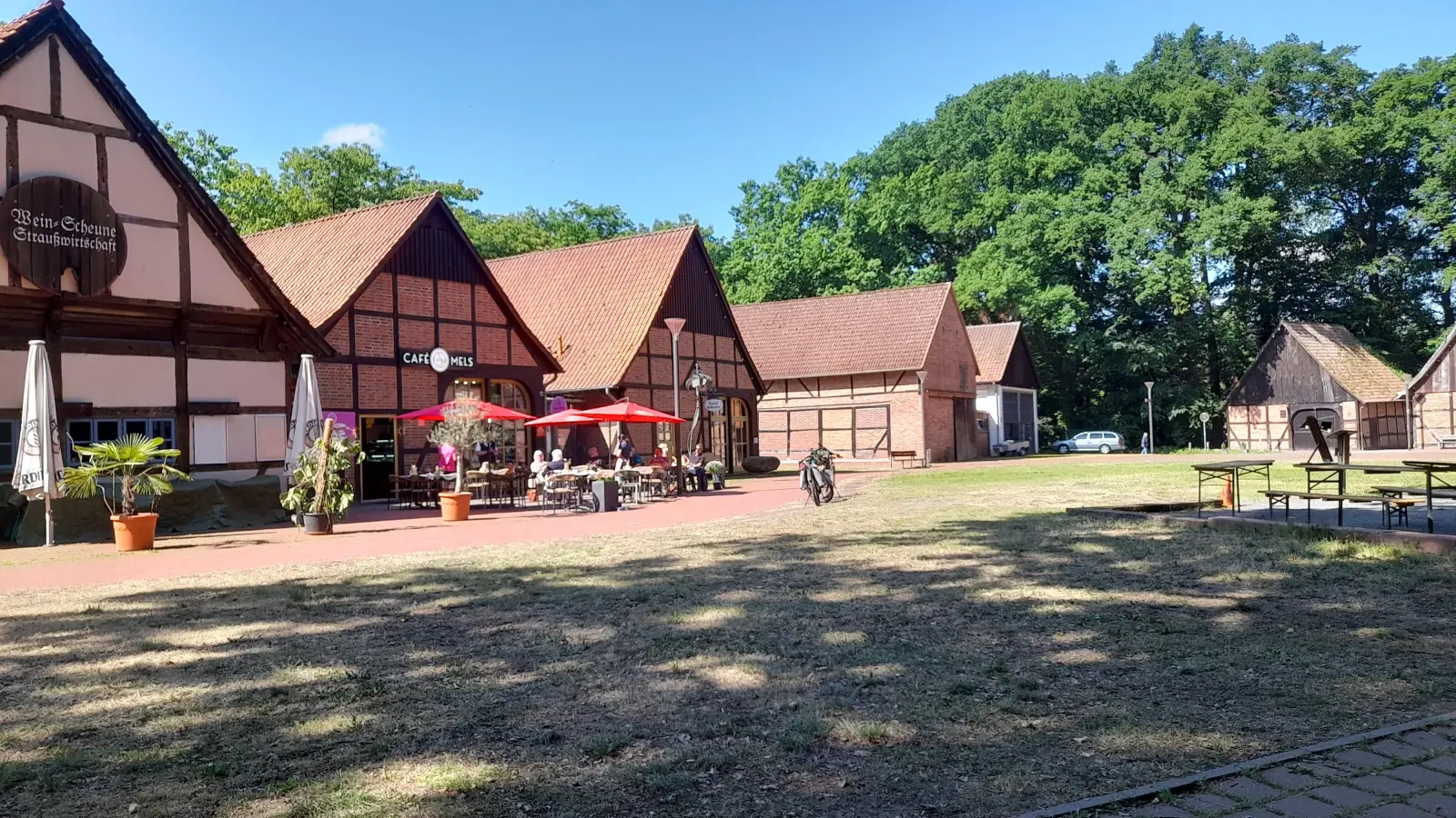 Lädt heute zum Verweilen ein: Angbeot im Scheunenviertel. (Foto: wb)