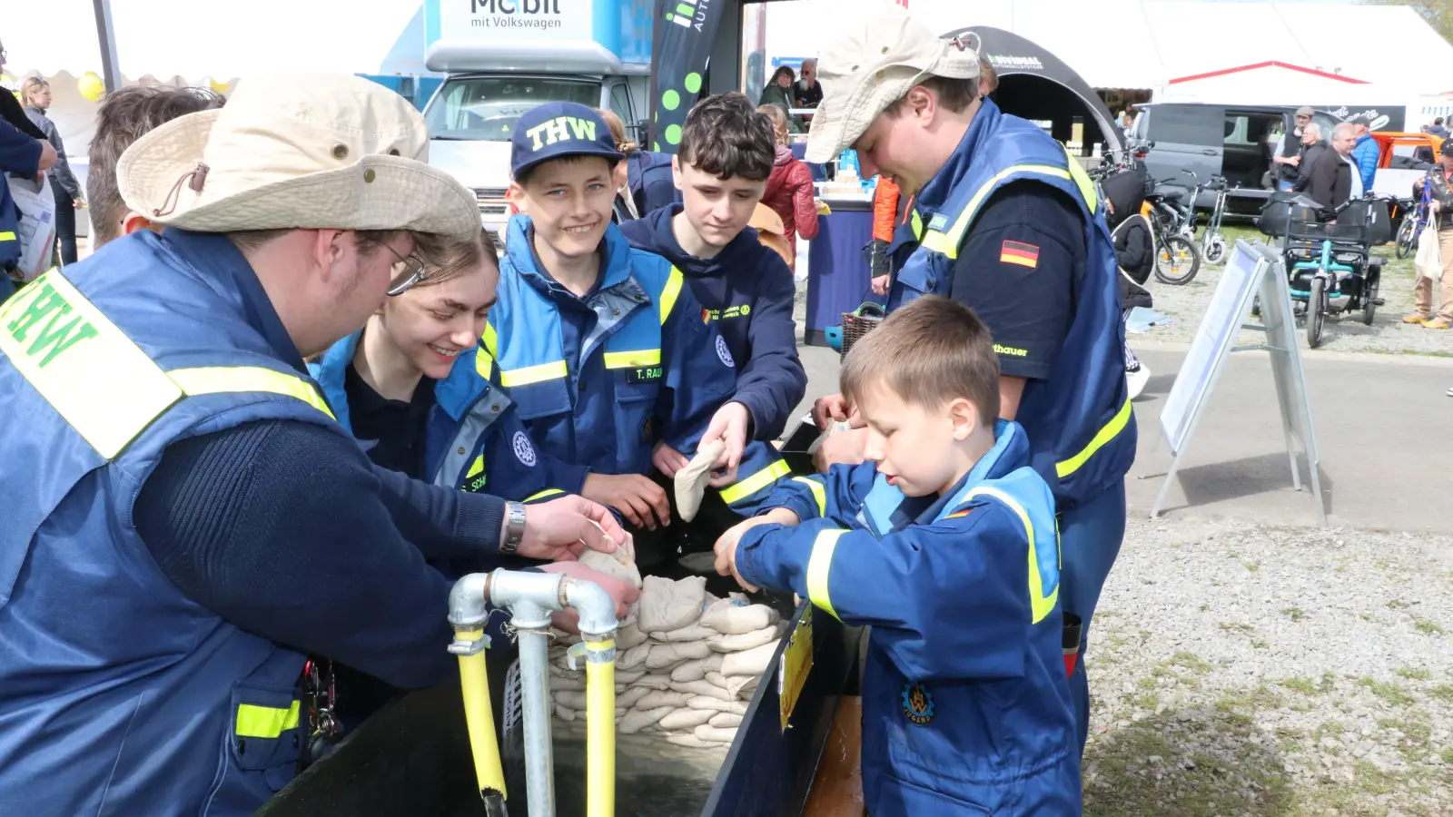 Sandsäcke müssen bei Hochwasser richtig verbaut werden, das zeigte die THW-Jugendgruppe.  (Foto: gi)