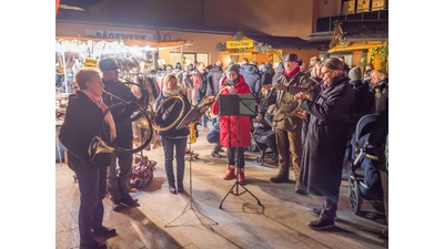 Der Weihnachtsmarkt wird am kommenden Wochenende für besinnliche Stimmung im Zentrum Lauenaus sorgen.  (Foto: Borchers, Bastian)