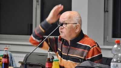 Karl Lange, SPD-Urgestein im Ortsrat, wollte zwei Sitzmöglichkeiten für Senioren und erhielt dafür die Unterstützung des Ortsrates, der sich gegen die Verwaltungsauffassung stemmte.  (Foto: ste)