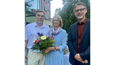 Dr. med. Peter Schilke bei der Verabschiedung von Elke Unland mit dem neuen Verwaltungsdirektor Daniel Klingenberg. (Foto: privat)