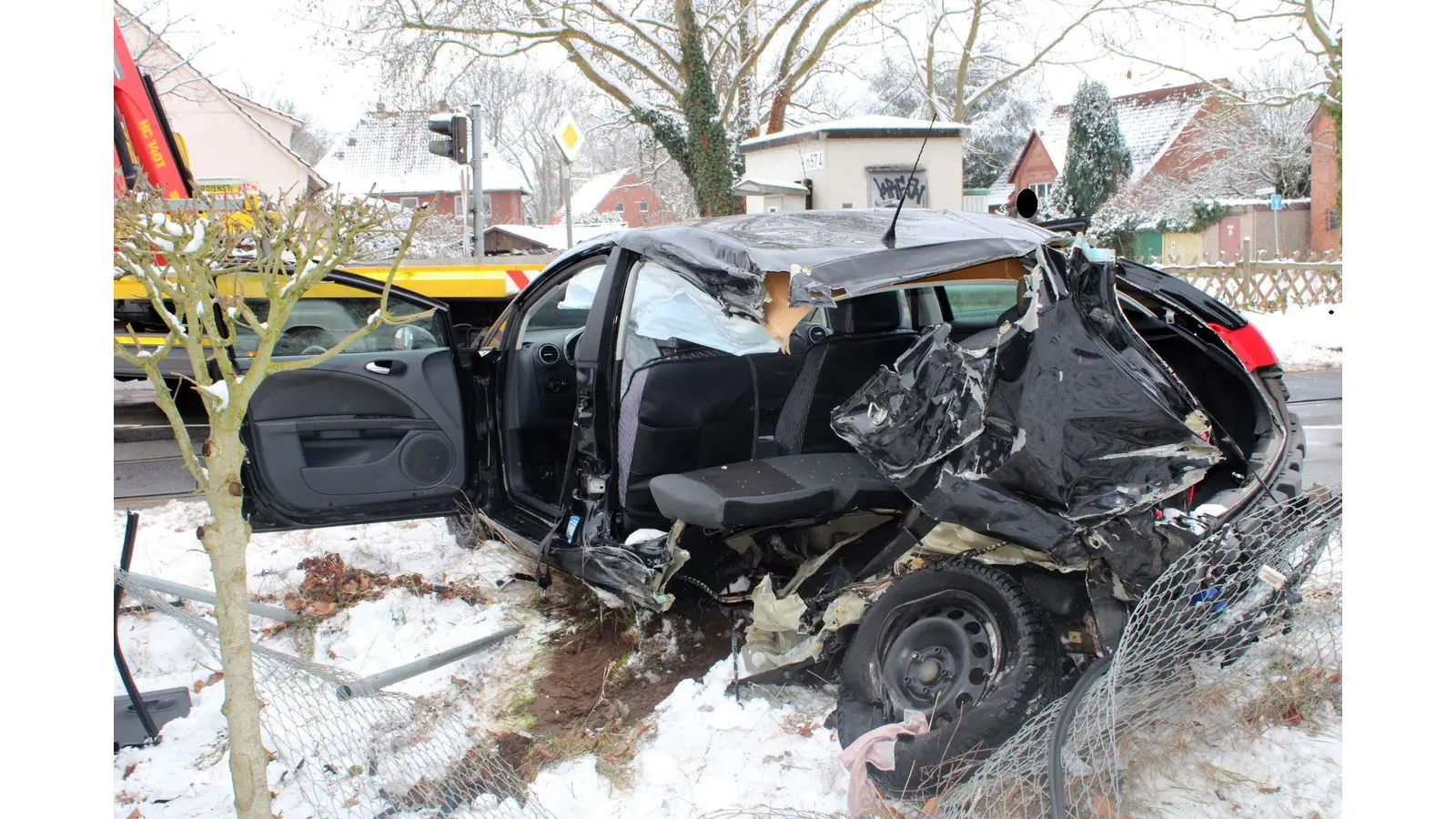 Der Seat wurde bei dem Unfall komplett zerstört. (Foto: Polizei Minden-Lübbecke)