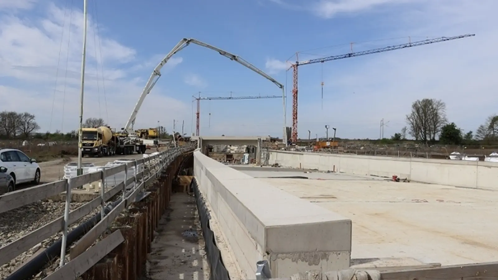 Nordumgehung: Blick auf den Bahndamm und die Trogbaustelle. (Foto: NLStBV)