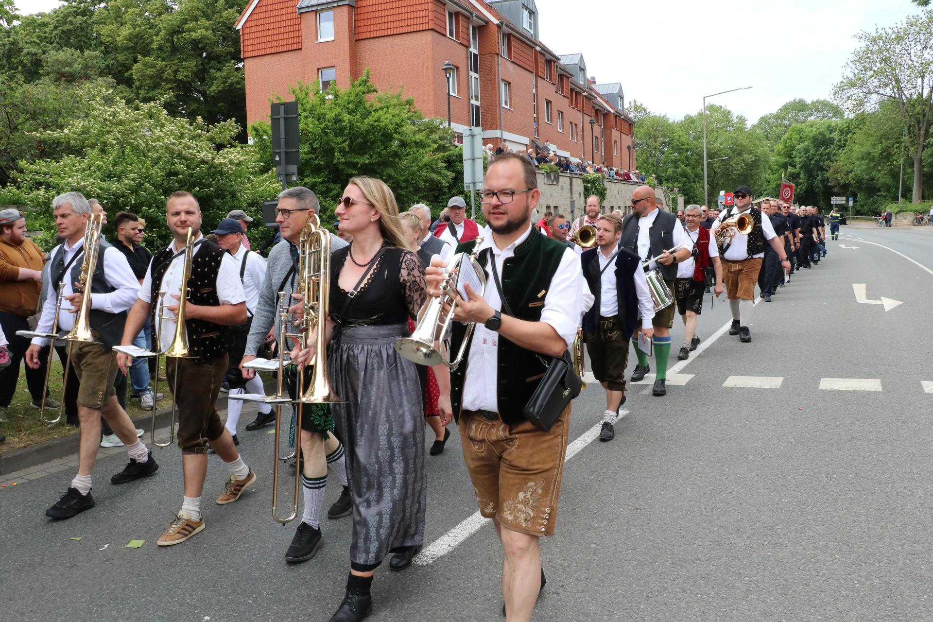 Blasmusik im Festumzug. (Foto: gi)
