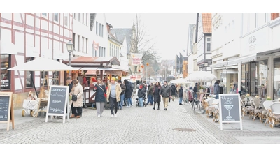 Foodtrucks beim verkaufsoffenen Sonntag im Februar 2026. Schon kurz vor der Ladenöffnung ab 13 Uhr war gut was los in der Innenstadt. (Foto: nd)