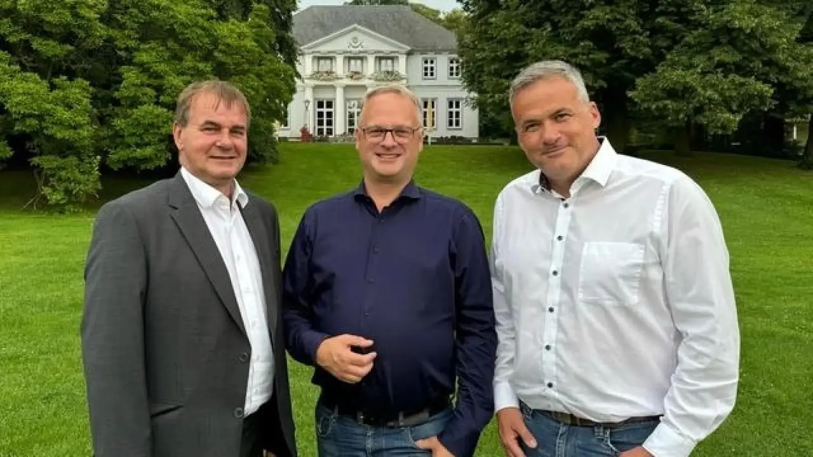 Benjamin Lotz (Mitte) setzt auf enge Zusammenarbeit mit der KurT, stellv. Aufsichtsratsvorsitzender Volker Busse (li.) und Stadtdirektor Mike Schmidt. (Foto: KurT)