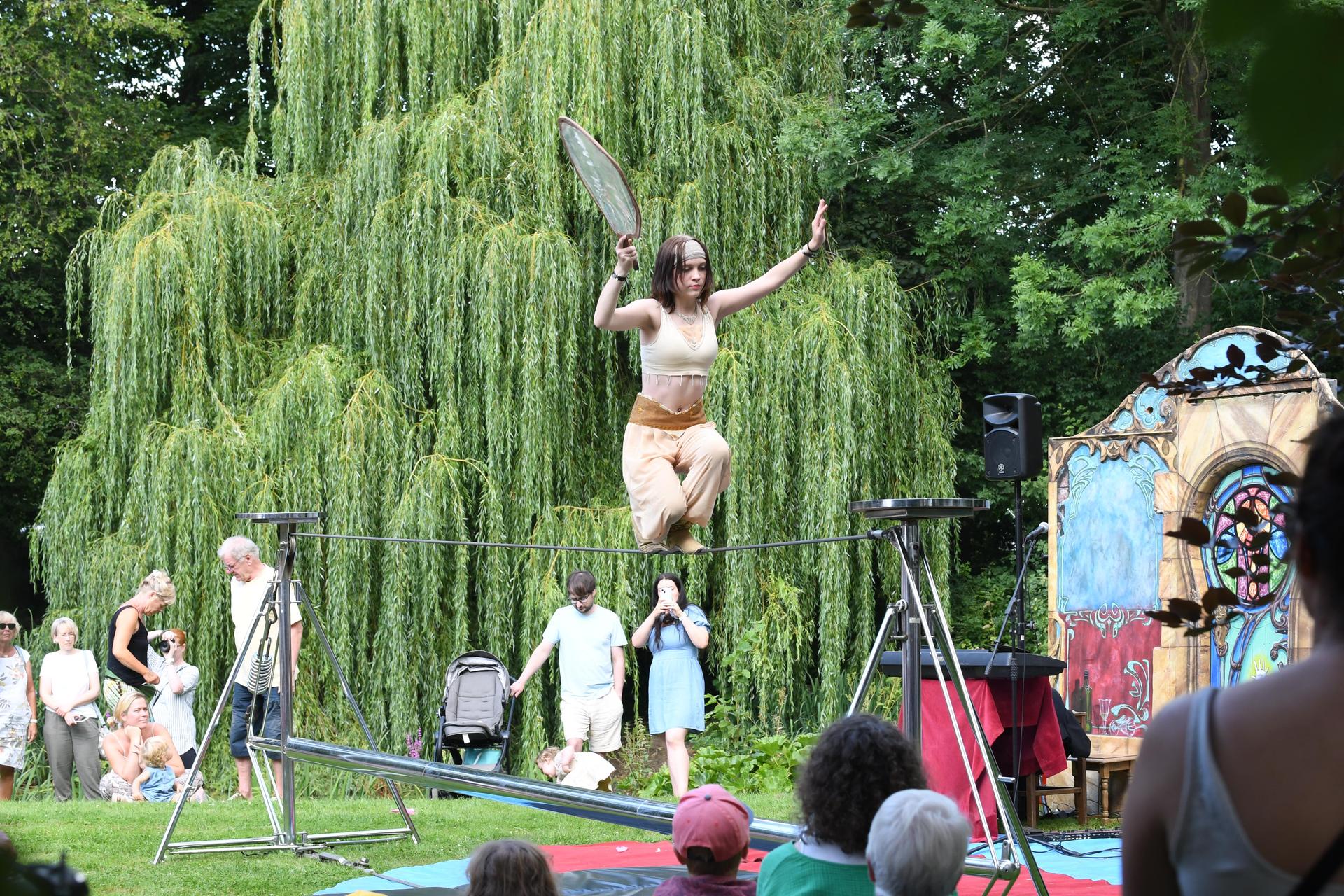 Drei Tage lang verwandelte sich das Rittergut Remeringhausen in ein Paradies für Garten- und Kunstliebhaber: Das beliebte Fest „Romantic Garden“ feierte seinen 25. Geburtstag. Bei strahlendem Sommerwetter strömten zahlreiche Besucherinnen und Besucher auf das idyllische Gutsgelände, um ein abwechslungsreiches Programm aus Ausstellungen, Musik und kulinarischen Angeboten zu genießen. Die gut gelaunten Gäste und das hervorragende Wetter sorgten für beste Stimmung, und auch die Aussteller zeigten sich rundum zufrieden. (Foto: nd)