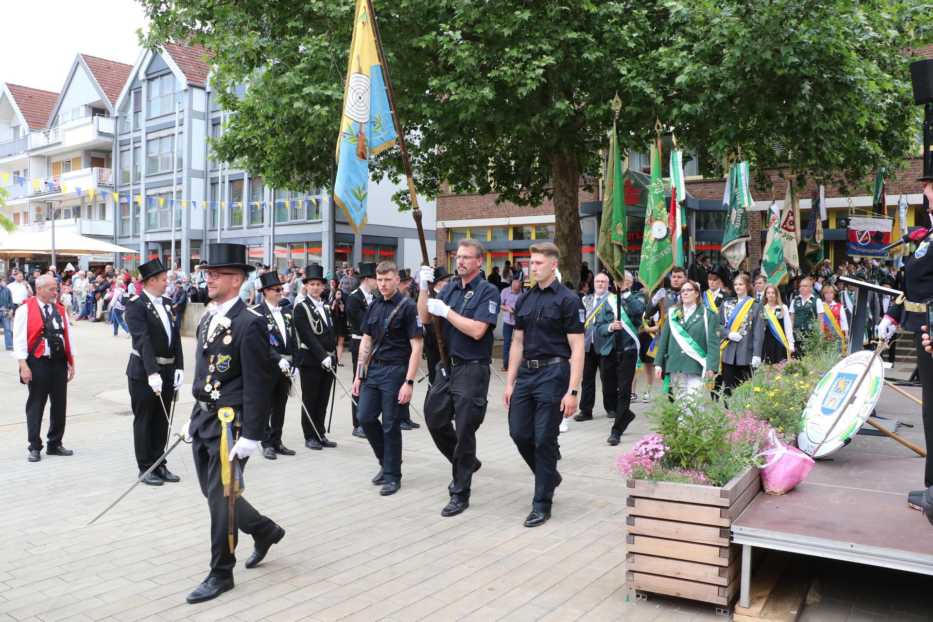 Einmarsch der Fahnen.  (Foto: gi)
