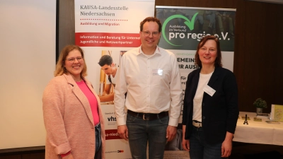 Mit dabei (v.li.): Carolin Schmidt aus der Wirtschaftsförderung, Christopher Fabry von Dümler Logistik und Yvonne Salewski von pro regio.  (Foto: gi)