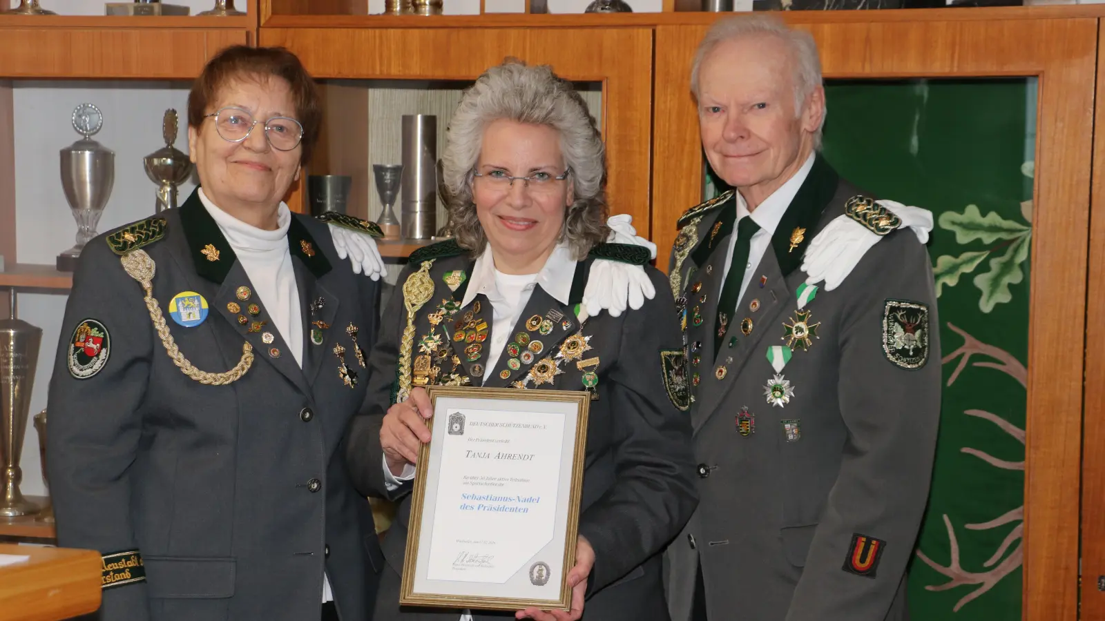 Mit Urkunde (v.li.): Damenleiterin Helga Ahrendt, Tanja Ahrendt und Rainer Ahrendt Senior. (Foto: gi)
