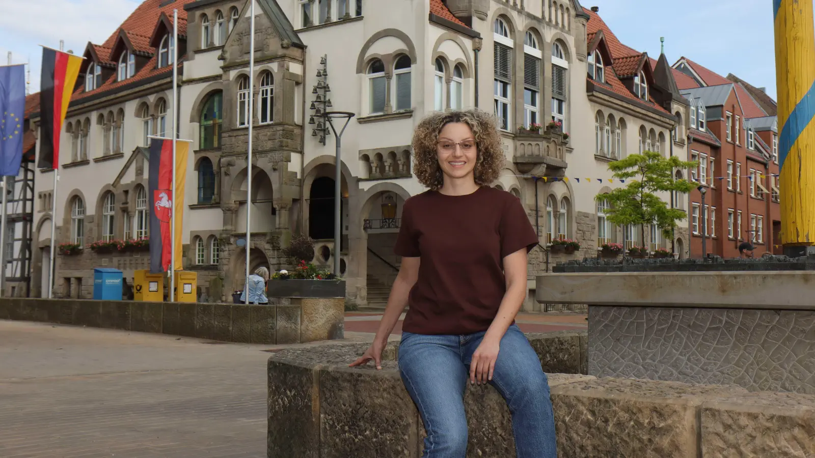 Vor dem Rathaus: Bürgermeisterkandidatin Mona M’Barkiou. (Foto: tau)
