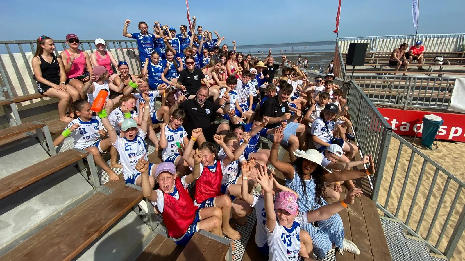 Am Strand in Cuxhaven: Die Meerhandballer von der GIW. (Foto: privat)