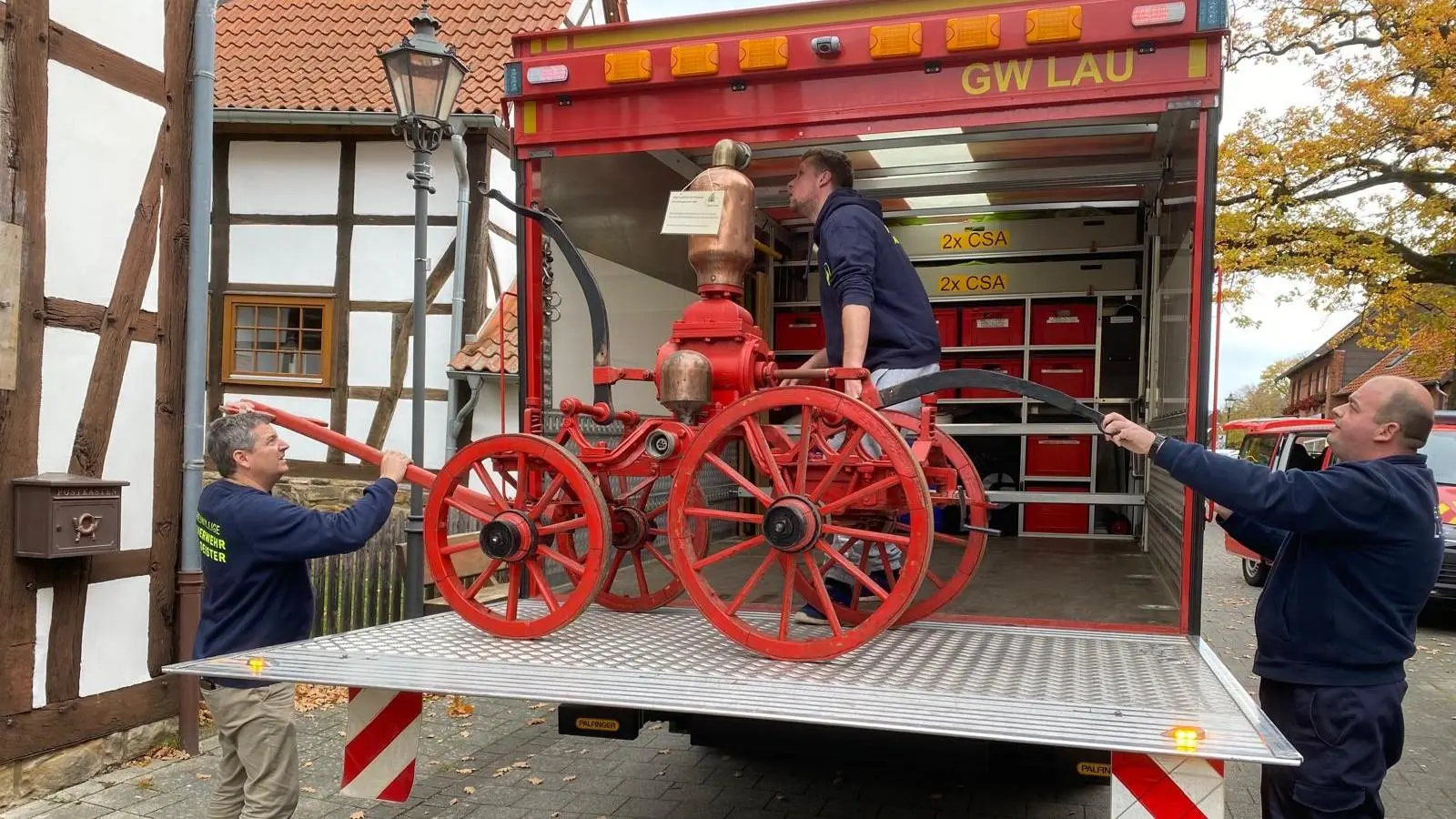 Übergabe des historischen Gerätes. (Foto: privat)
