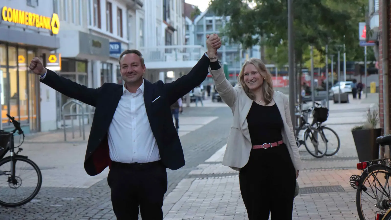 Strecken die Arme nach oben: Martin und Lena Pavel.  (Foto: tau)