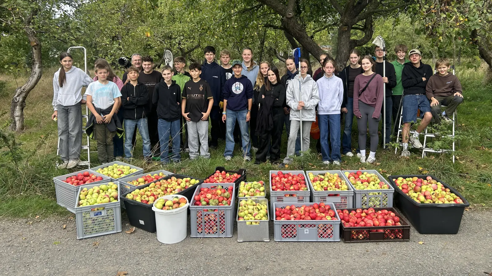 Haben wieder viele Äpfel geerntet: Die Konfirmanden.  (Foto: privat)