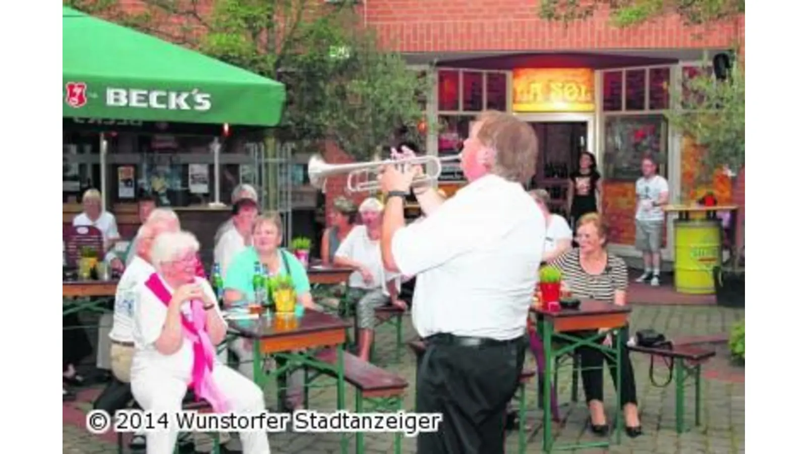 Wippende Füße und klatschende Hände (Foto: tau)