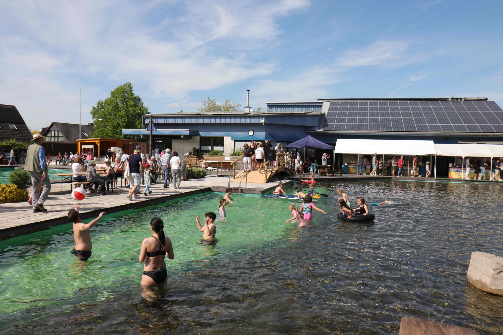 Spaß am und in den Becken: Saisoneröffnung im NaturErlebnisBad. (Foto: tau)