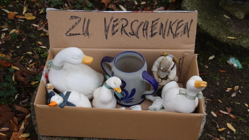 Kein Sperrmüll, kein Schrott und keine Beeinträchtigung anderer: Dann toleriert die Stadt das Herausstellen von Geschenke-Kisten auf dem Bürgersteig. (Foto: gi)