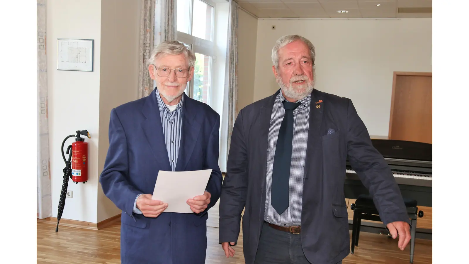 Der scheidende Leiter des Eisenbahnchores Haste Hansjürgen Lemme (li.) wird von Rainer Kopatz von der Stiftungsfamilie Bahnsozialwerk und Eisenbahnwaisenhort mit einer Ehrenurkunde für sein langjähriges Engagement als Chorleiter ausgezeichnet. (Foto: Borchers, Bastian)