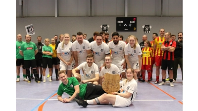 Das „Team Dirk Gerland“ sichert sich den Sieg beim Silvesterturnier der Sportgemeinschaft Rodenberg. (Foto: Borchers, Bastian)