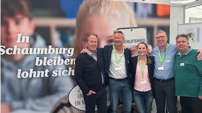 Kai Linnemann (Schaumburger Wochenblatt), Lars Grewe (UP CONSULTING), Anja Fuhrberg (Schaumburger Wochenblatt), Andreas Grube (UP CONSULTING), Sebastian Saul (UP CONSULTING) sehen die „BERUFSWEG-Initiative” auf gutem Weg.  (Foto: privat)