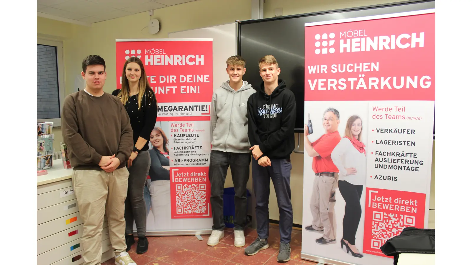 Das Möbel Heinrich Messe-Team: (v.l.n.r.) Levin Hartmann (Azubi), Anika Schmidt (Ausbildungsbeauftragte), Henry Bruns (Jahrespraktikant) und Eric Piesker (Azubi).  (Foto: Möbel Heinrich)