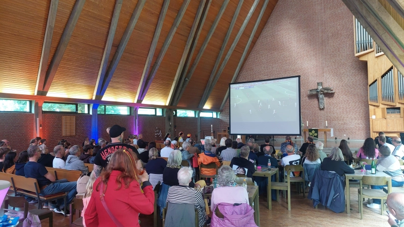 Gemeinsam Fußball schauen: Public Viewing in der Corvinuskirche. (Foto: privat)