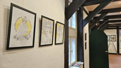 Der Ausstellungsraum wird bestückt: Am Sonntag ist die Vernissage. (Foto: tau)