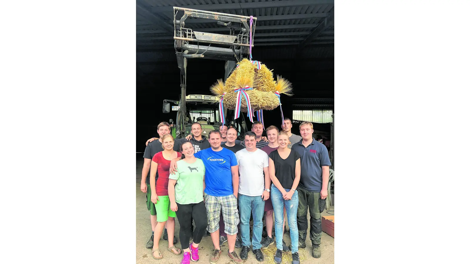 Landjugend bindet Erntekrone (Foto: red)
