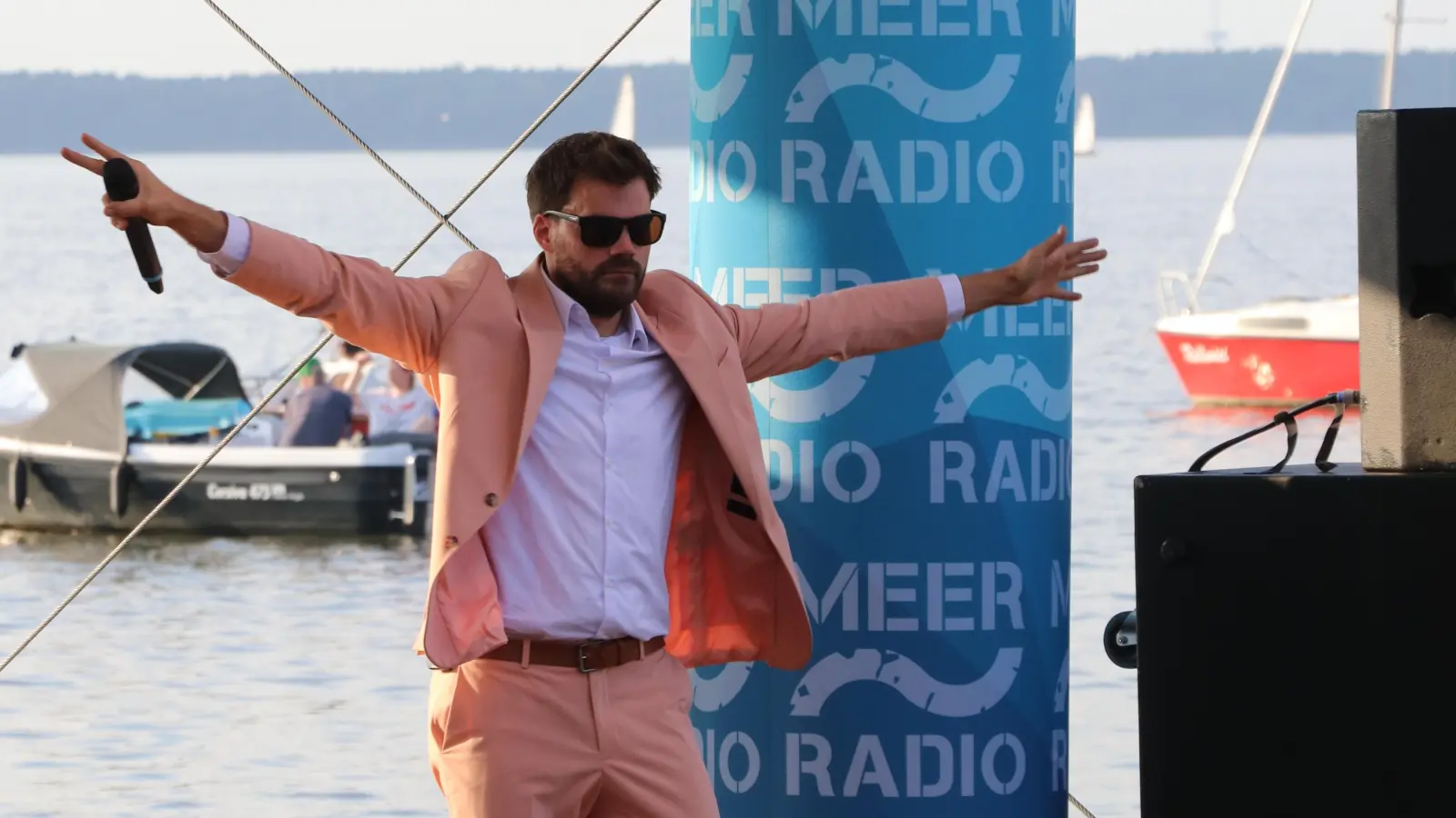 Ruven Rintelmann in voller Aktion auf der Meer Radio Seebühne im vergangenen Jahr. Er wird auch dieses Mal dabei sein.  (Foto: gi)
