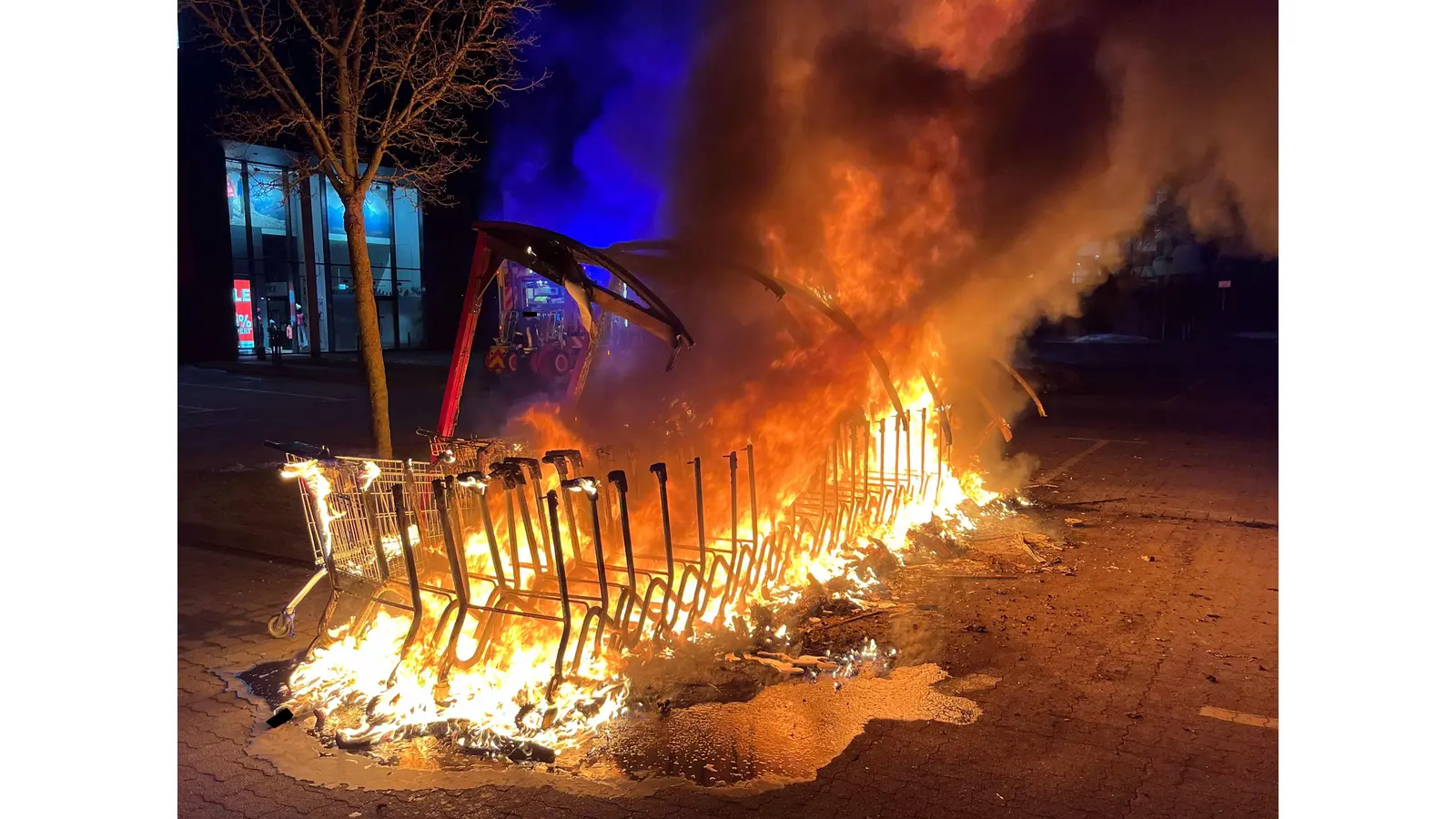 Der Unterstand geriet in Vollbrand. (Foto: Polizei Minden-Lübbecke)