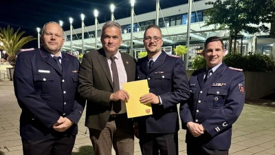 Stadtdirektor Mike Schmidt gratuliert Philipp Pijl (2.v.re.). (Foto: gk)