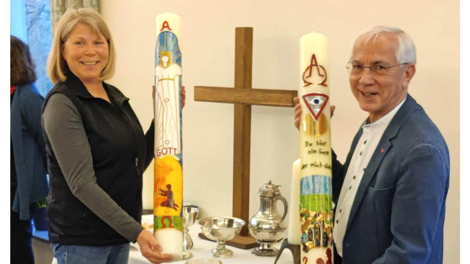 Gehört zur Tradition: Der Austausch der Osterkerzen. (Foto: privat)