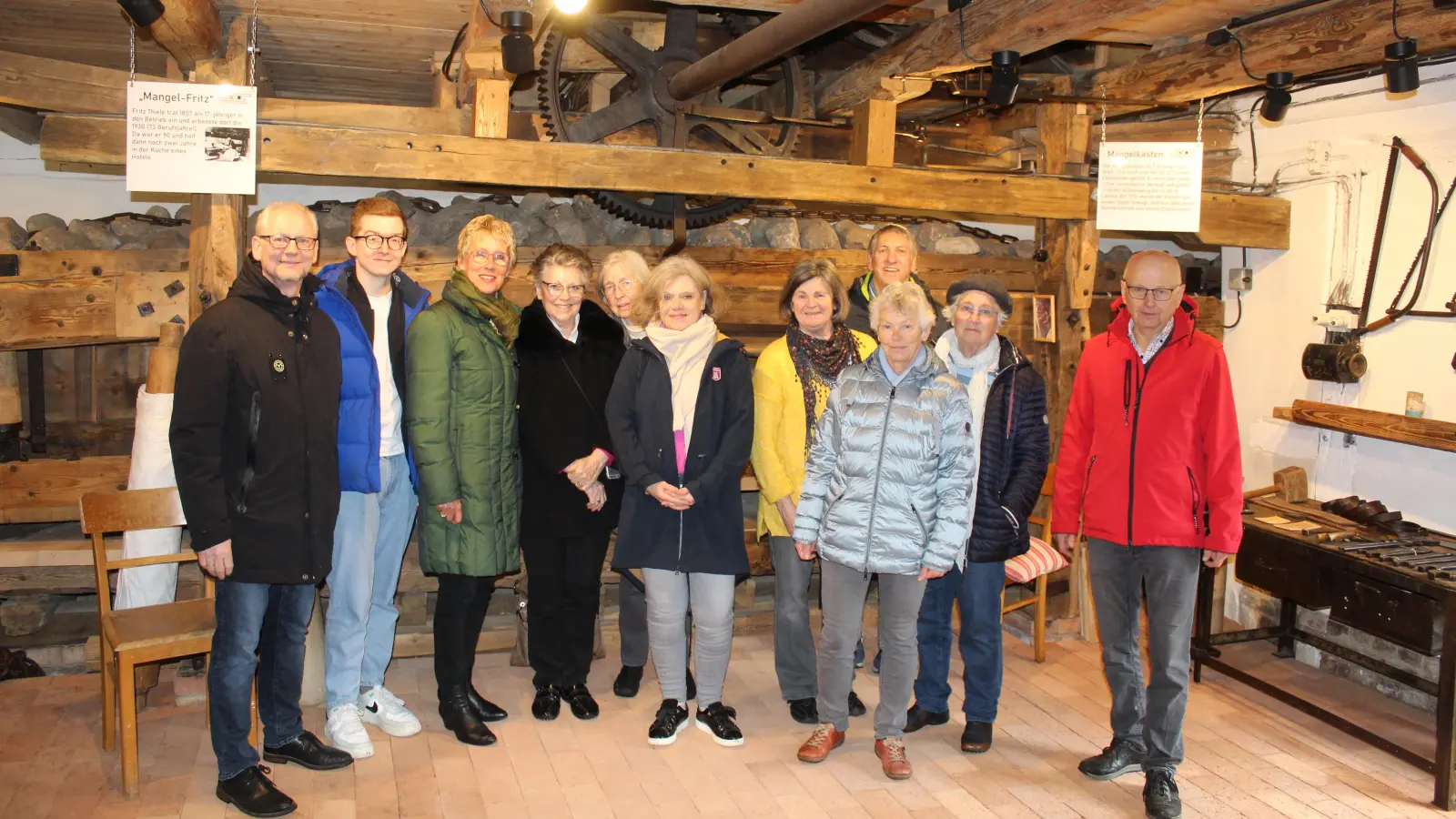 Zu Besuch in der Kastenmangel: Die Gästeführerinnen und Gästeführer zusammen mit Willi Rehbock (v.li.) und Marwin Harste von der SMT sowie Gisela (3.v.re.) und Wilhelm Bredthauer (re.).  (Foto: wb)