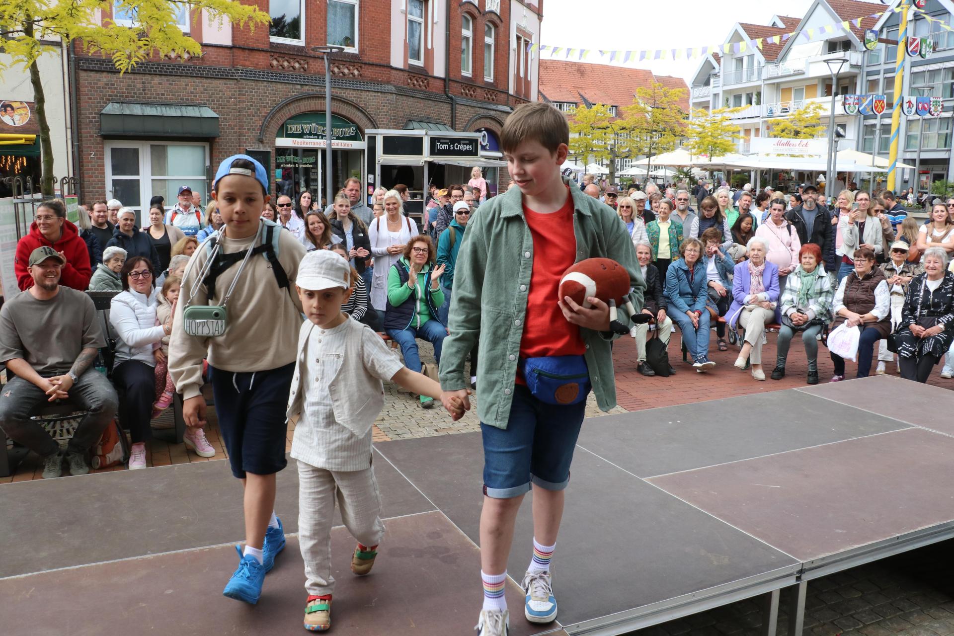 Ohne Lampenfieber: Die jüngsten Teilnehmer der Modenschau.  (Foto: gi)