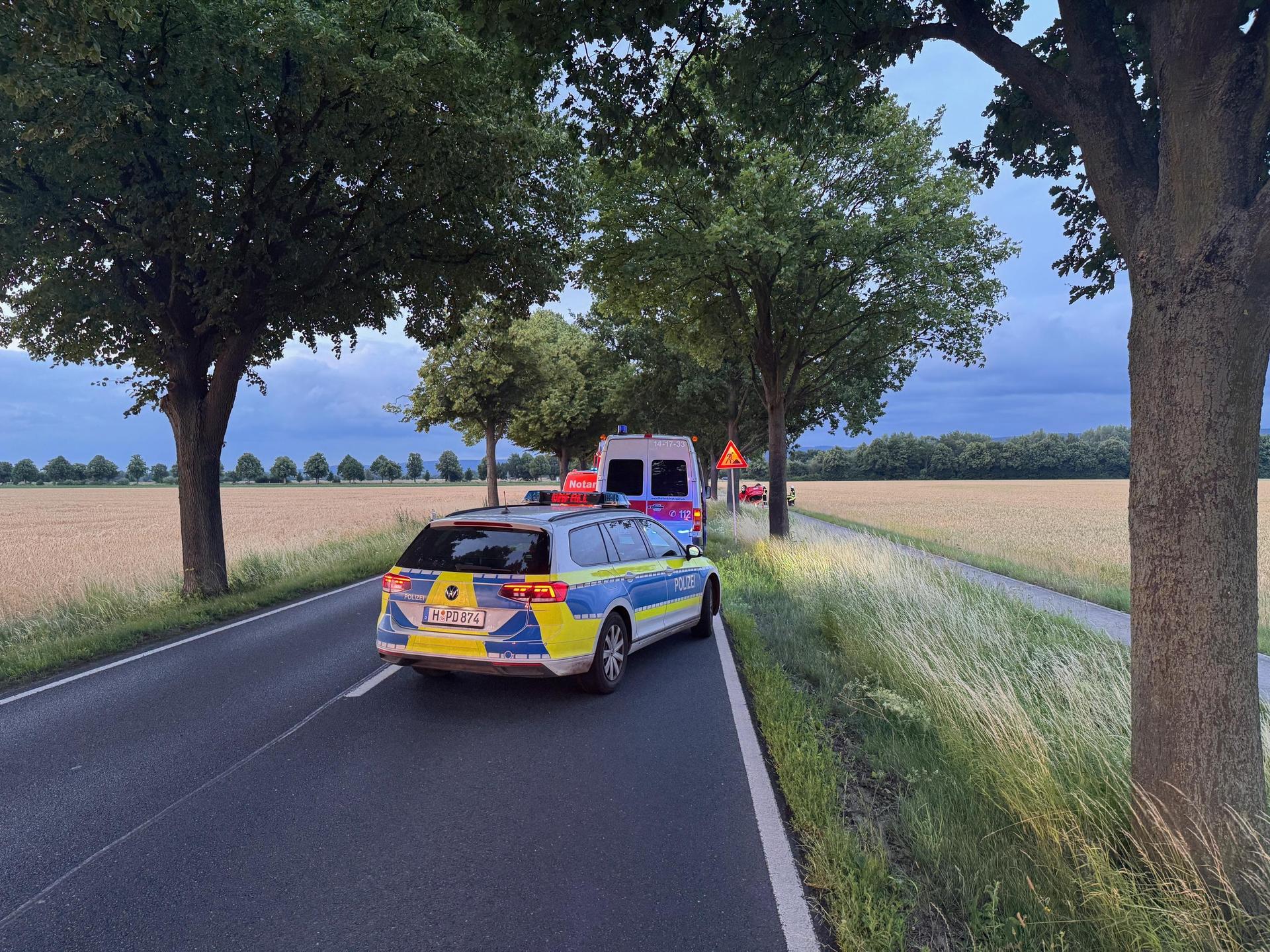 An der Unfallstelle: Die Rettungskräfte im Einsatz. (Foto: Feuerwehr)