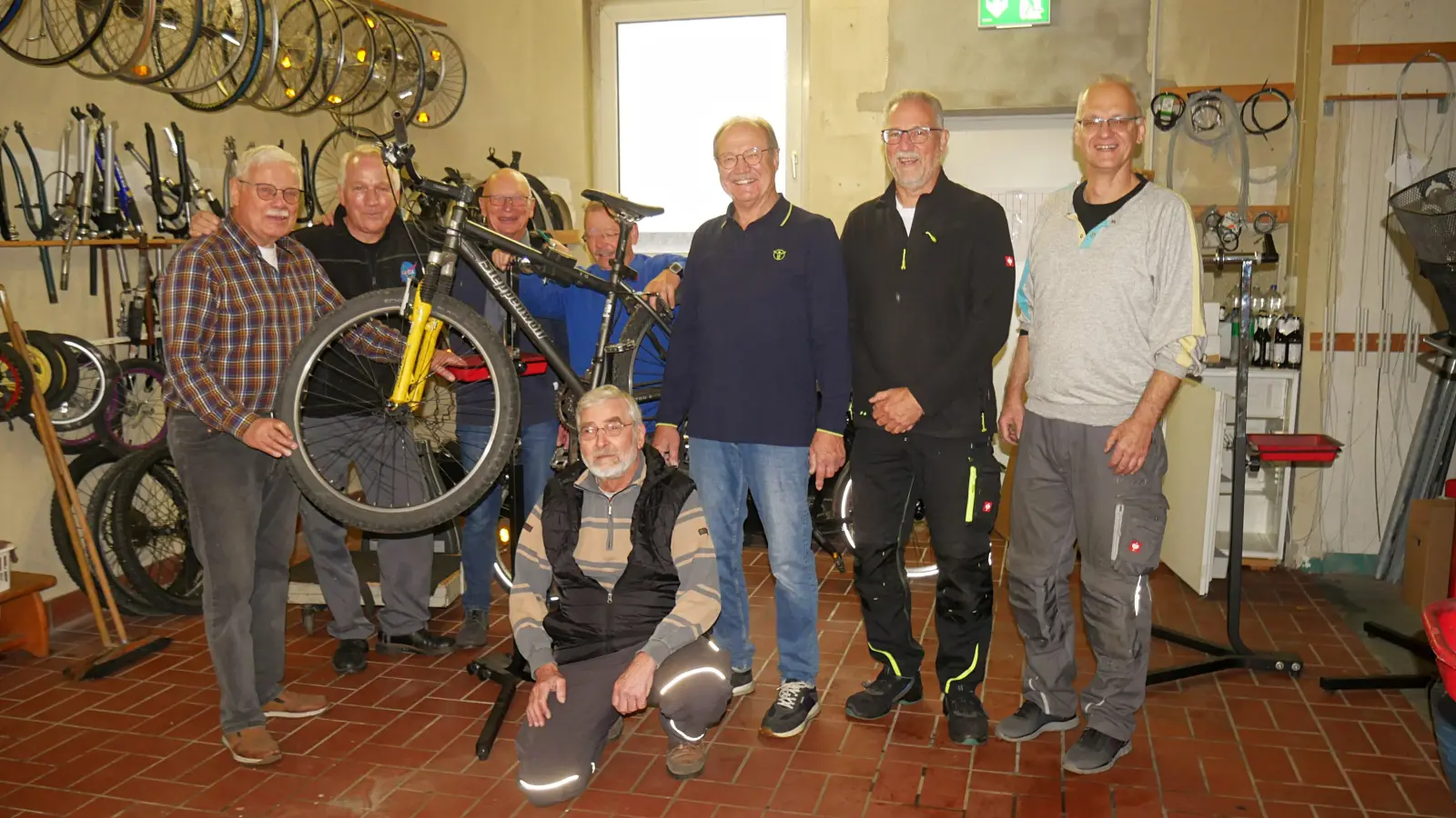 Sie freuen sich über ihre Arbeit und über das Jubiläum: die Ehrenamtlichen Aktiven der sozialen Fahrradwerkstatt in Bad Nenndorf. (Foto: gk)