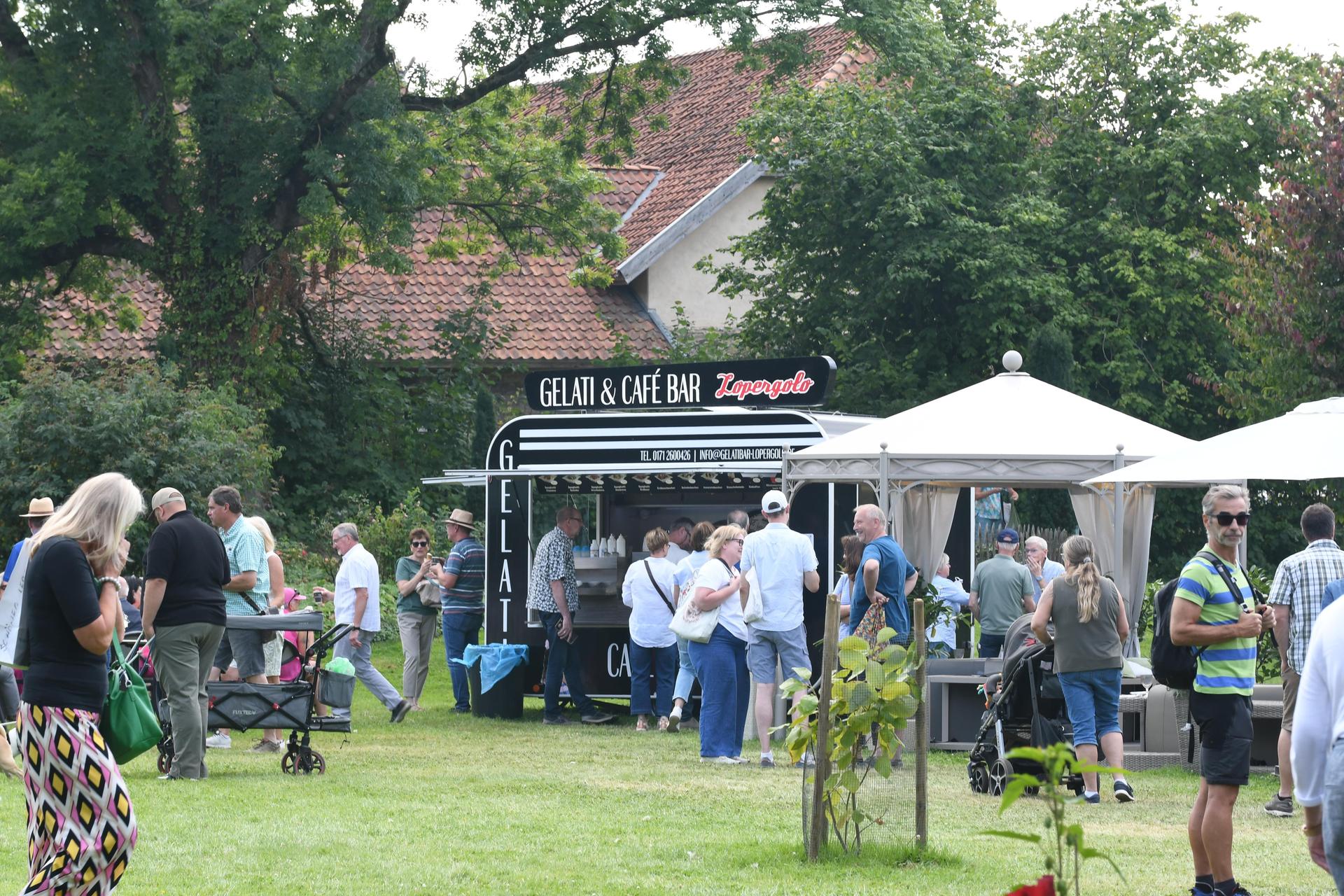 Drei Tage lang verwandelte sich das Rittergut Remeringhausen in ein Paradies für Garten- und Kunstliebhaber: Das beliebte Fest „Romantic Garden“ feierte seinen 25. Geburtstag. Bei strahlendem Sommerwetter strömten zahlreiche Besucherinnen und Besucher auf das idyllische Gutsgelände, um ein abwechslungsreiches Programm aus Ausstellungen, Musik und kulinarischen Angeboten zu genießen. Die gut gelaunten Gäste und das hervorragende Wetter sorgten für beste Stimmung, und auch die Aussteller zeigten sich rundum zufrieden. (Foto: nd)
