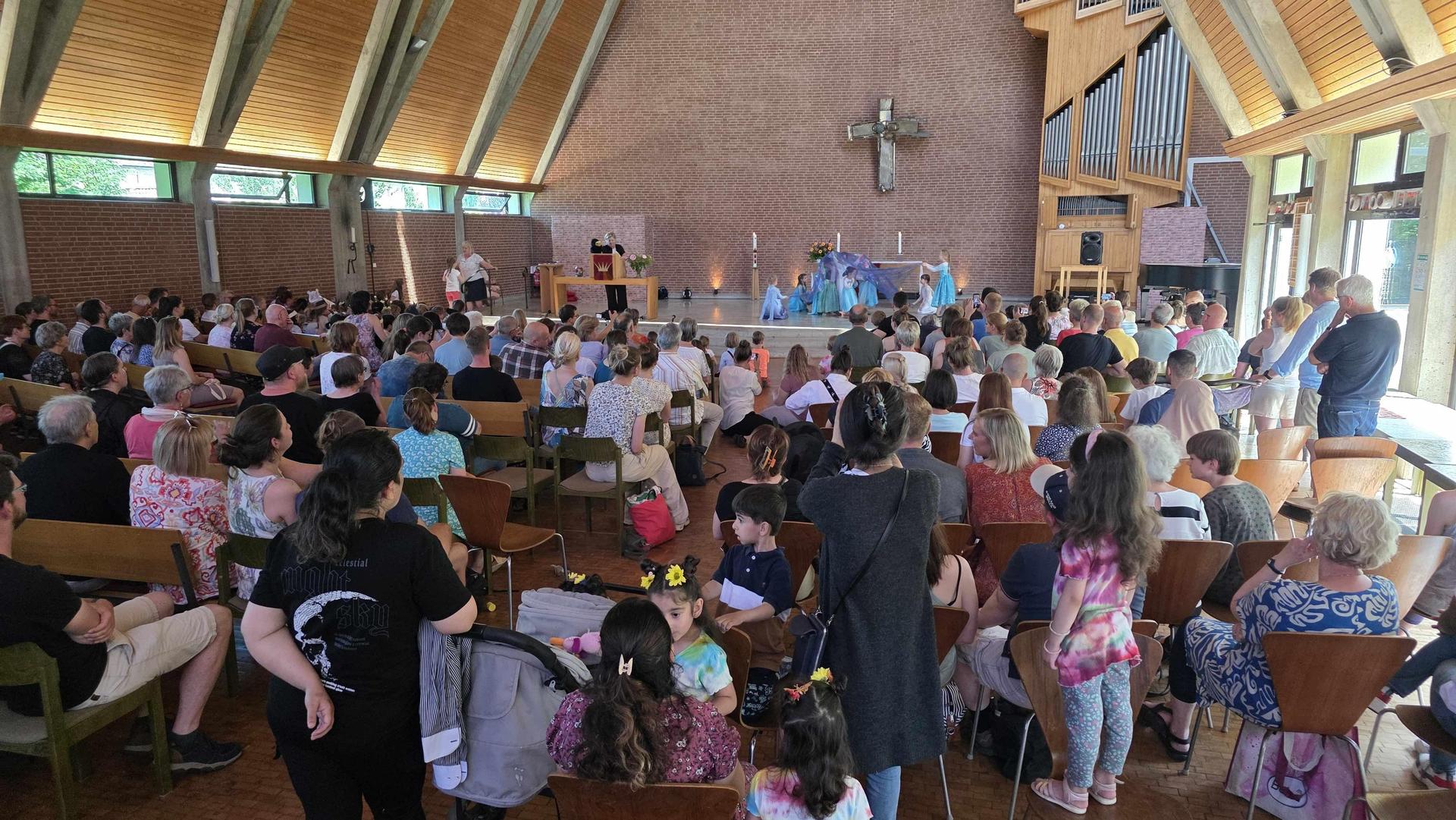 In der Corvinuskirche: Das Musical „Der kleine Rabe Corvinus” wird aufgeführt. (Foto: tau)