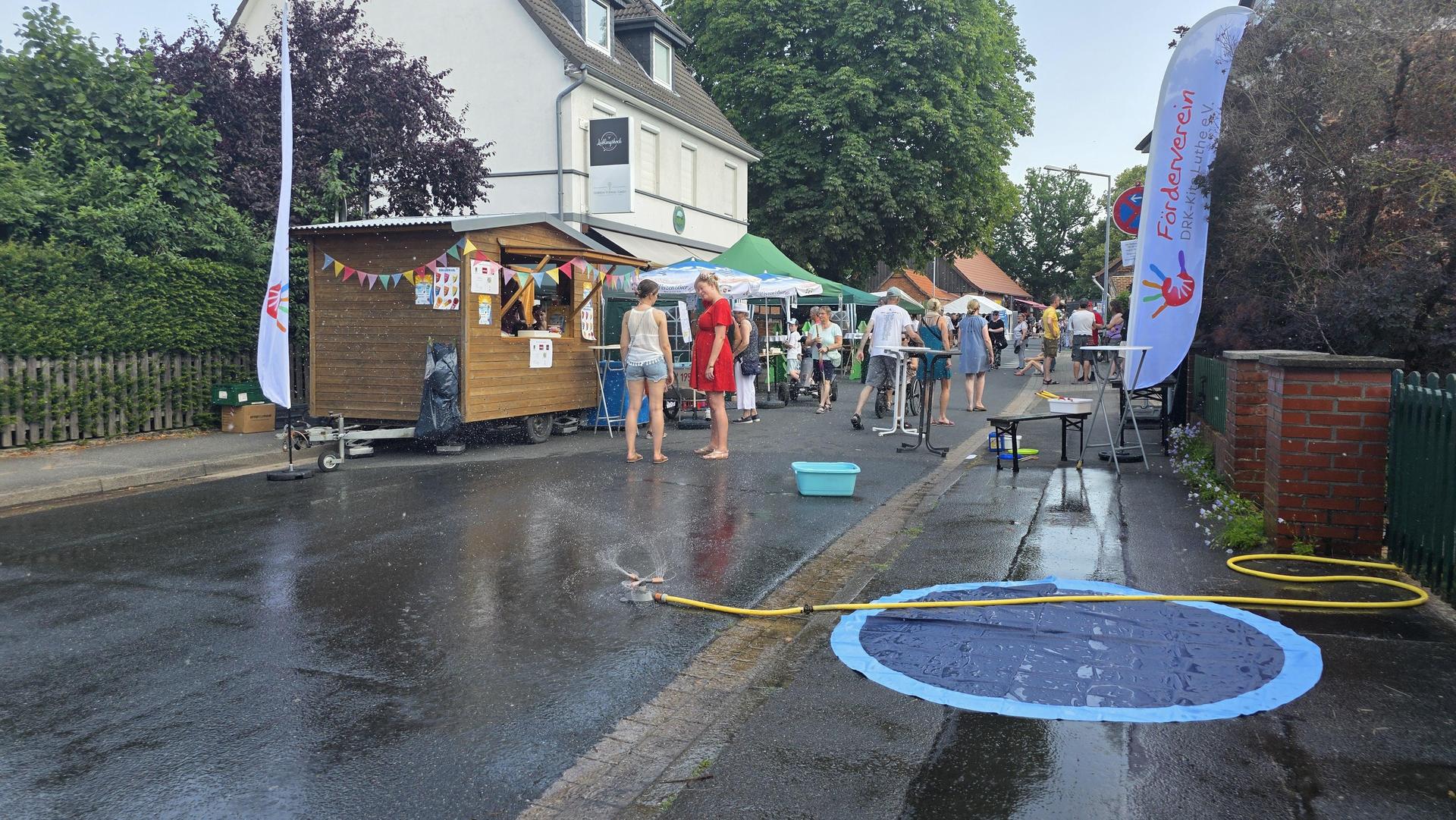 Hauptstraßenfest in Luthe: Für Abkühlung ist gesorgt. (Foto: tau)