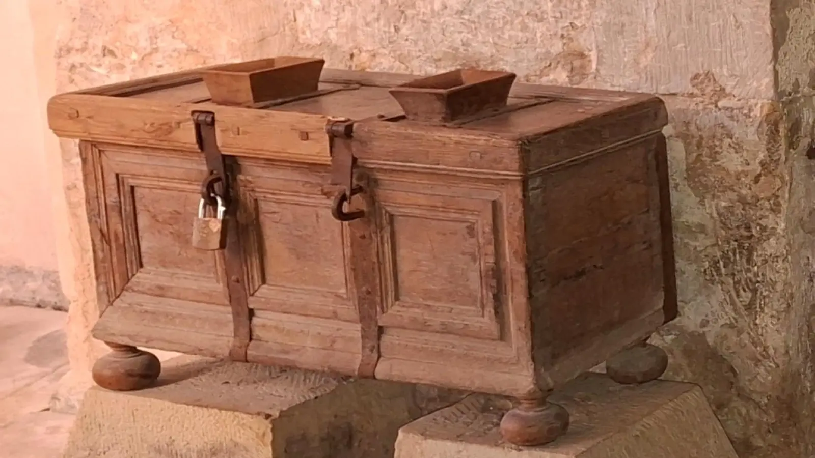 Während der Öffnungszeiten der Kirche wurde die Spendentruhe aufgebrochen.  (Foto: privat)