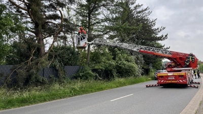 Vor Ort: Die Drehleiter aus Wunstorf. (Foto: Feuerwehr)